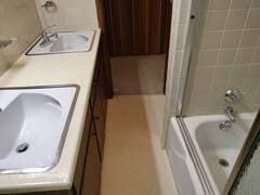 A bathroom with two sinks and a bathtub.