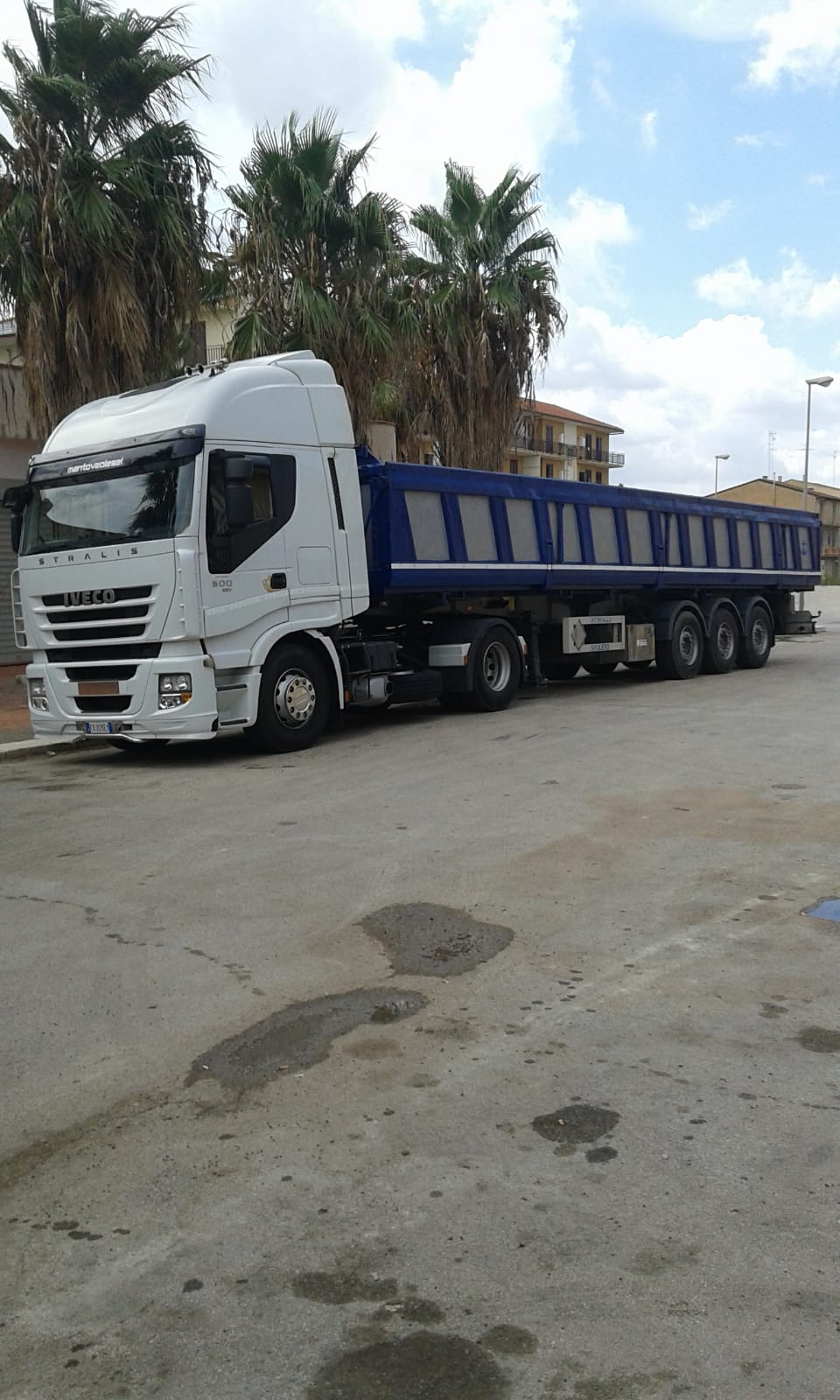 camion con cassone scarrabile per trasporto conto terzi