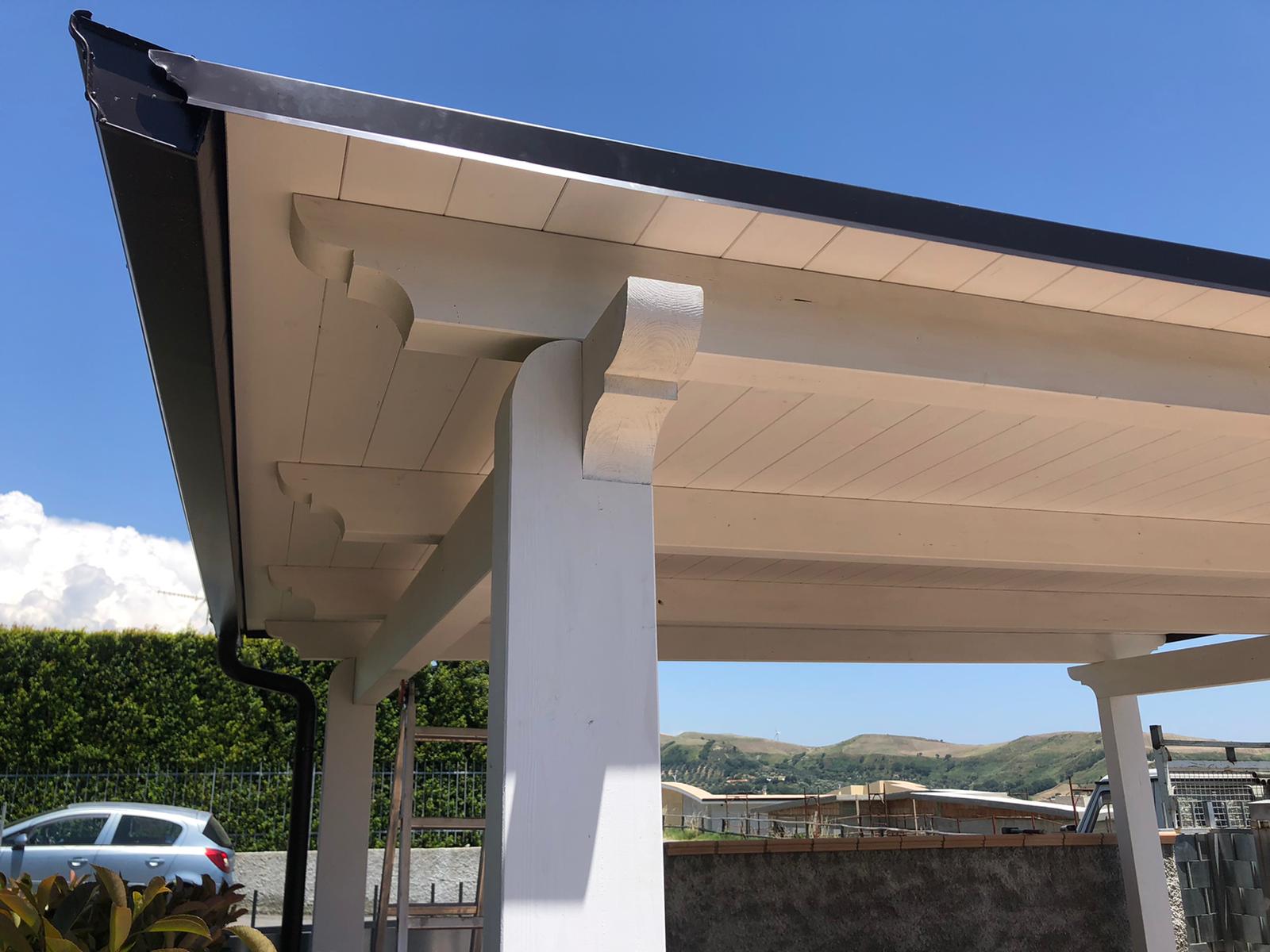 copertura in legno lamellare di colore bianco