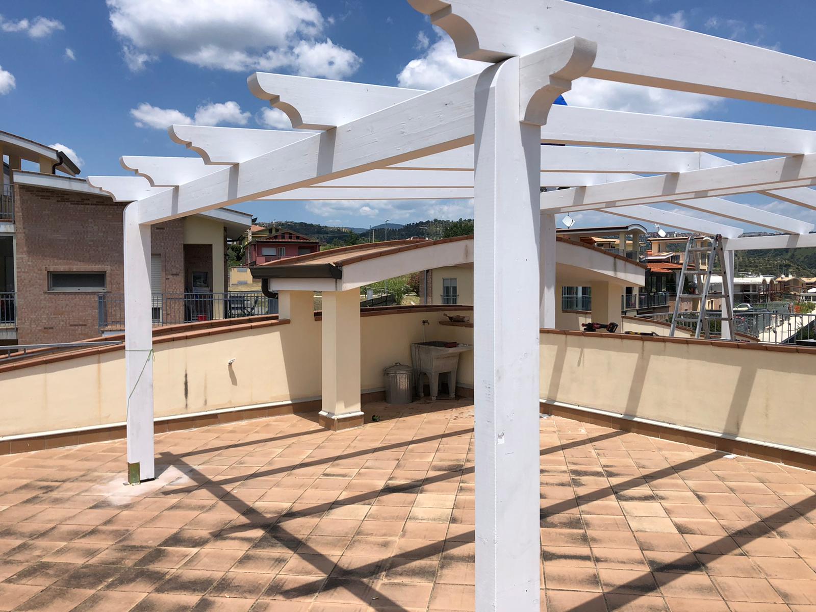 struttura in legno bianca