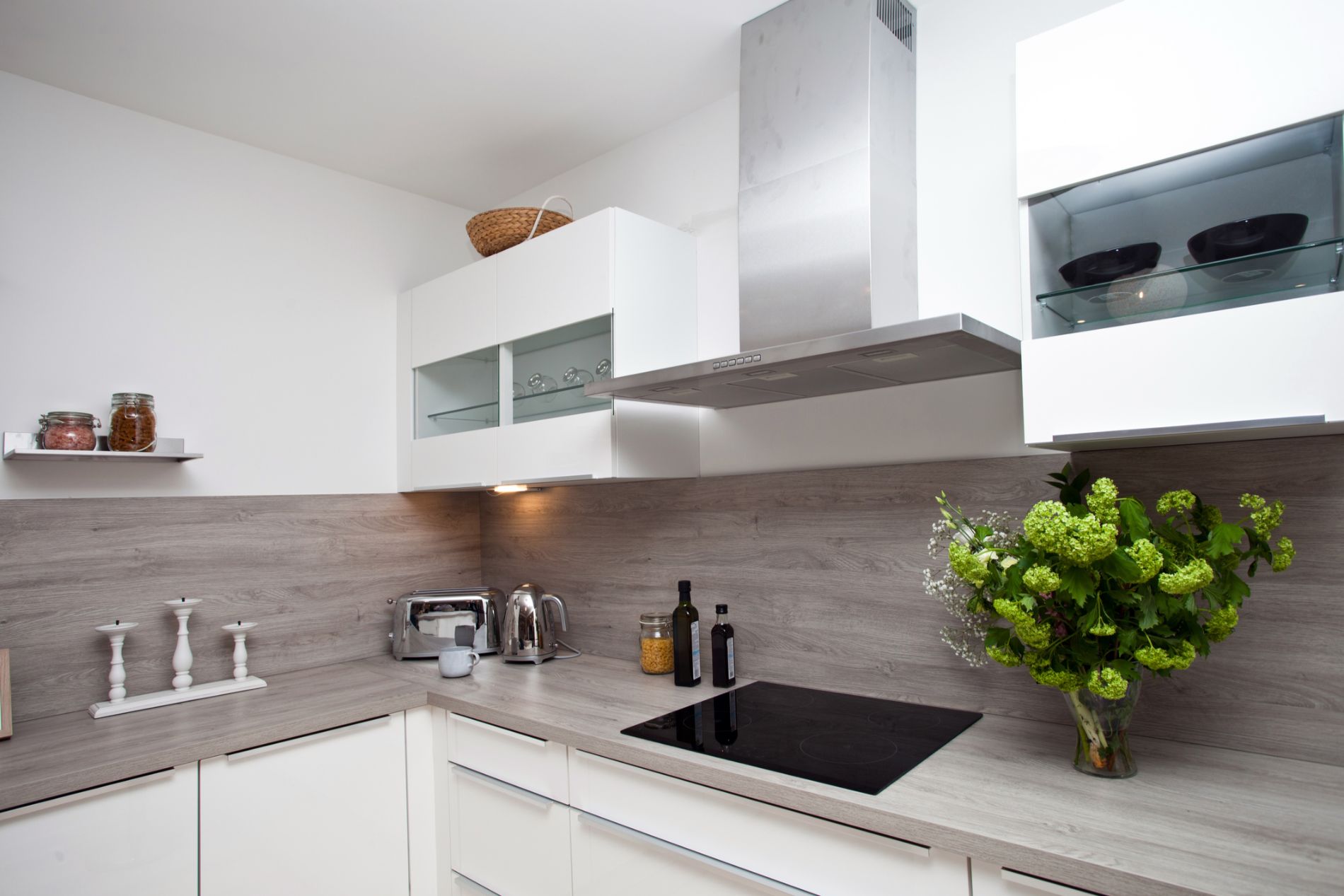 cucina moderna con cappa in alluminio