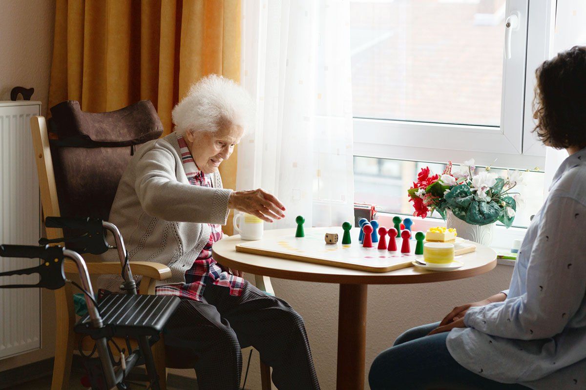 anziani giocano a dama