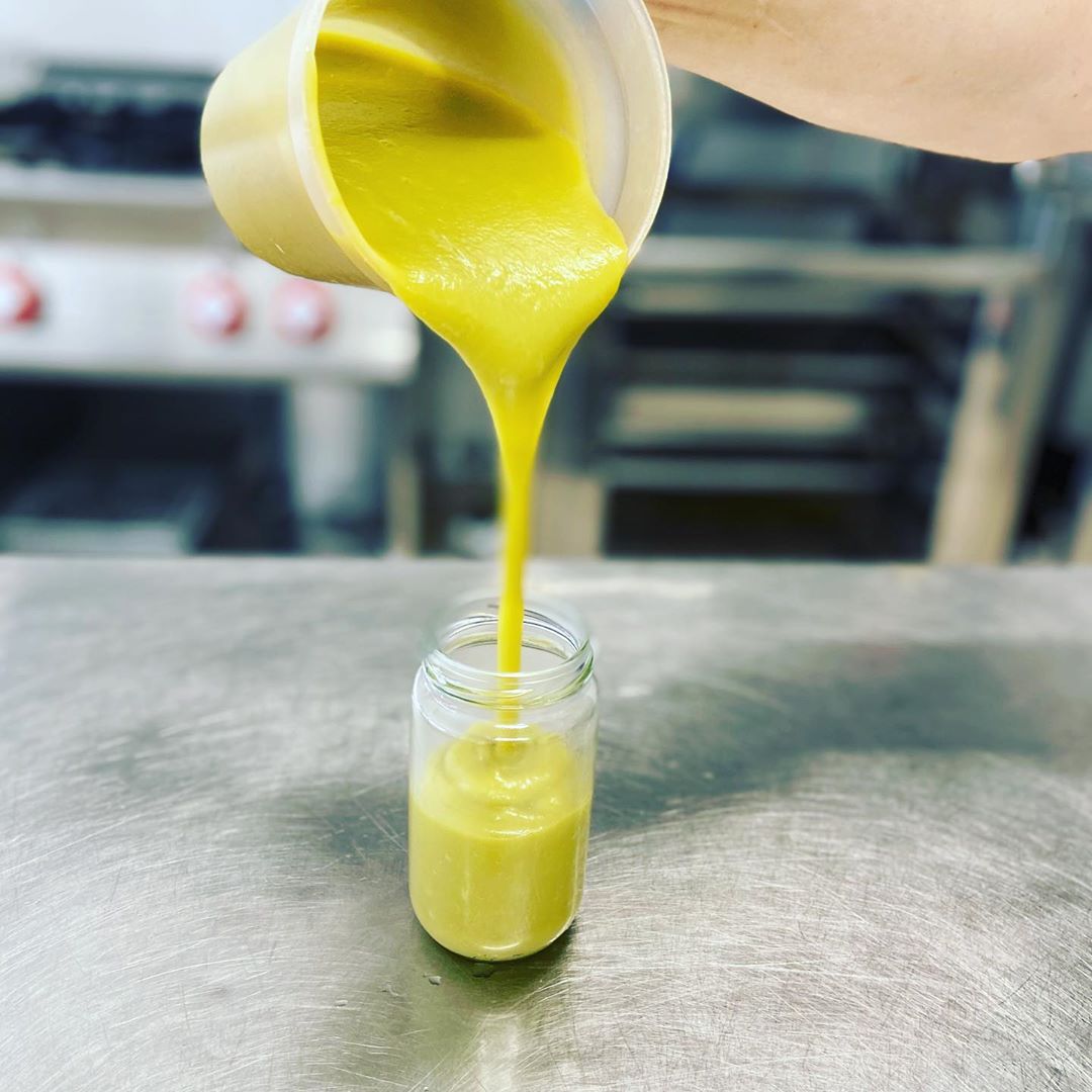 Preparazione marmellata in barattolo