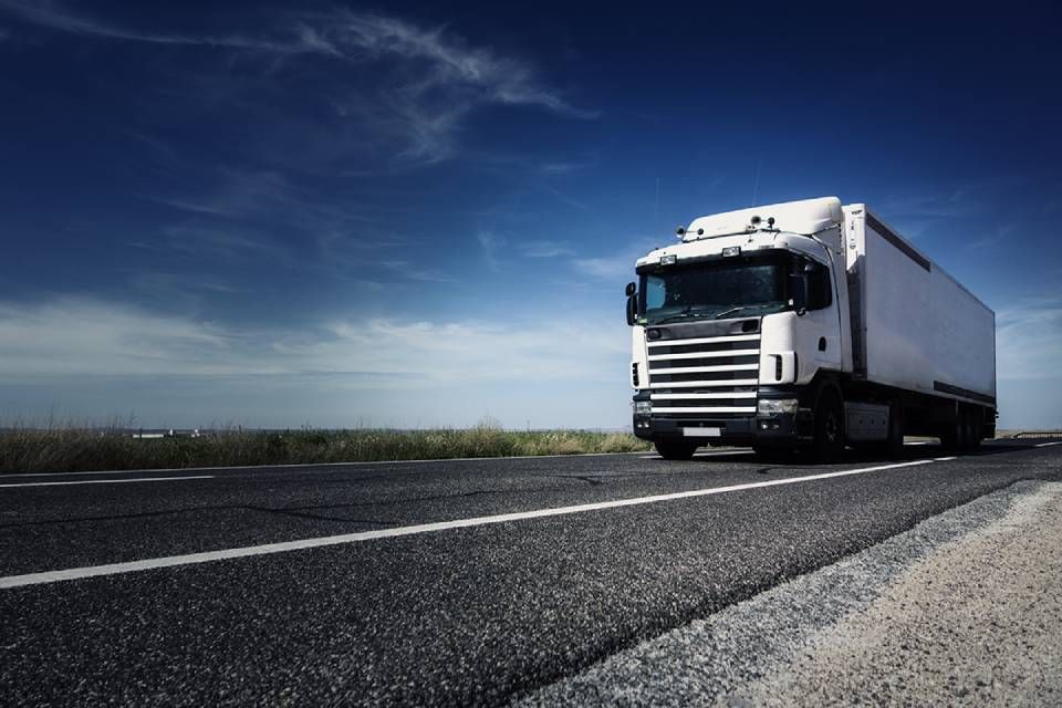 Mezzi della ditta di trasporti e distribuzione di merci a Lecce e provincia