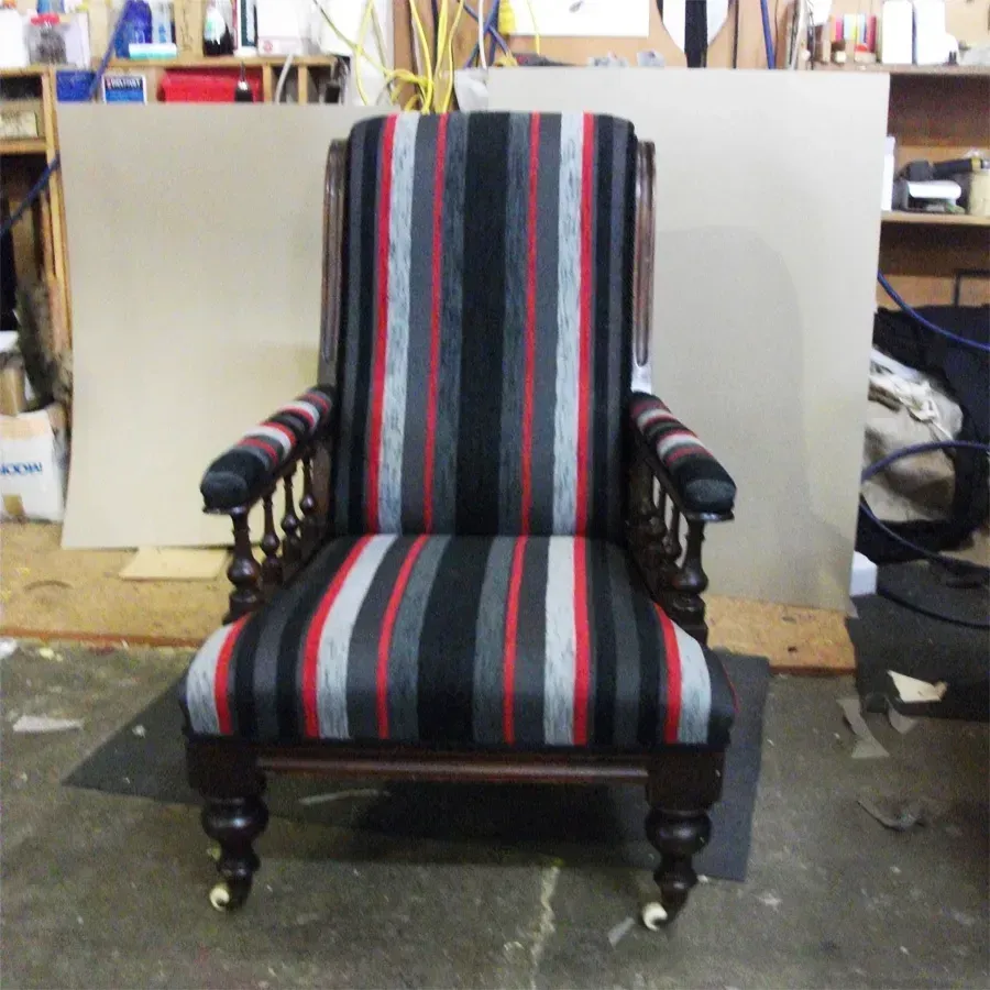 A black and red striped chair is sitting in a room
