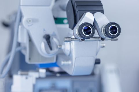 Primo piano della telecamera binoculare di un robot chirurgico in un ambiente clinico sterile.