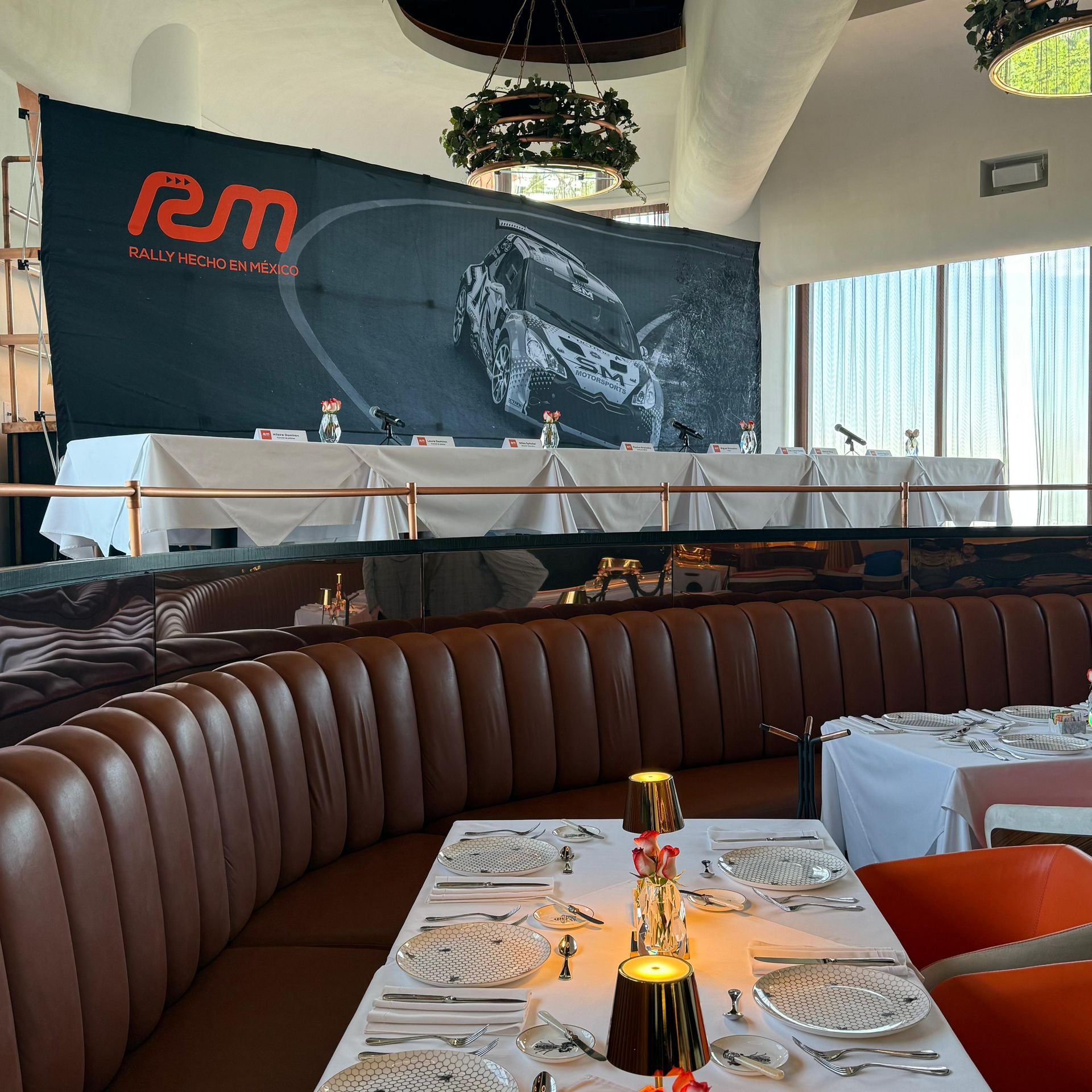 Un restaurante con un gran cartel que dice rem.