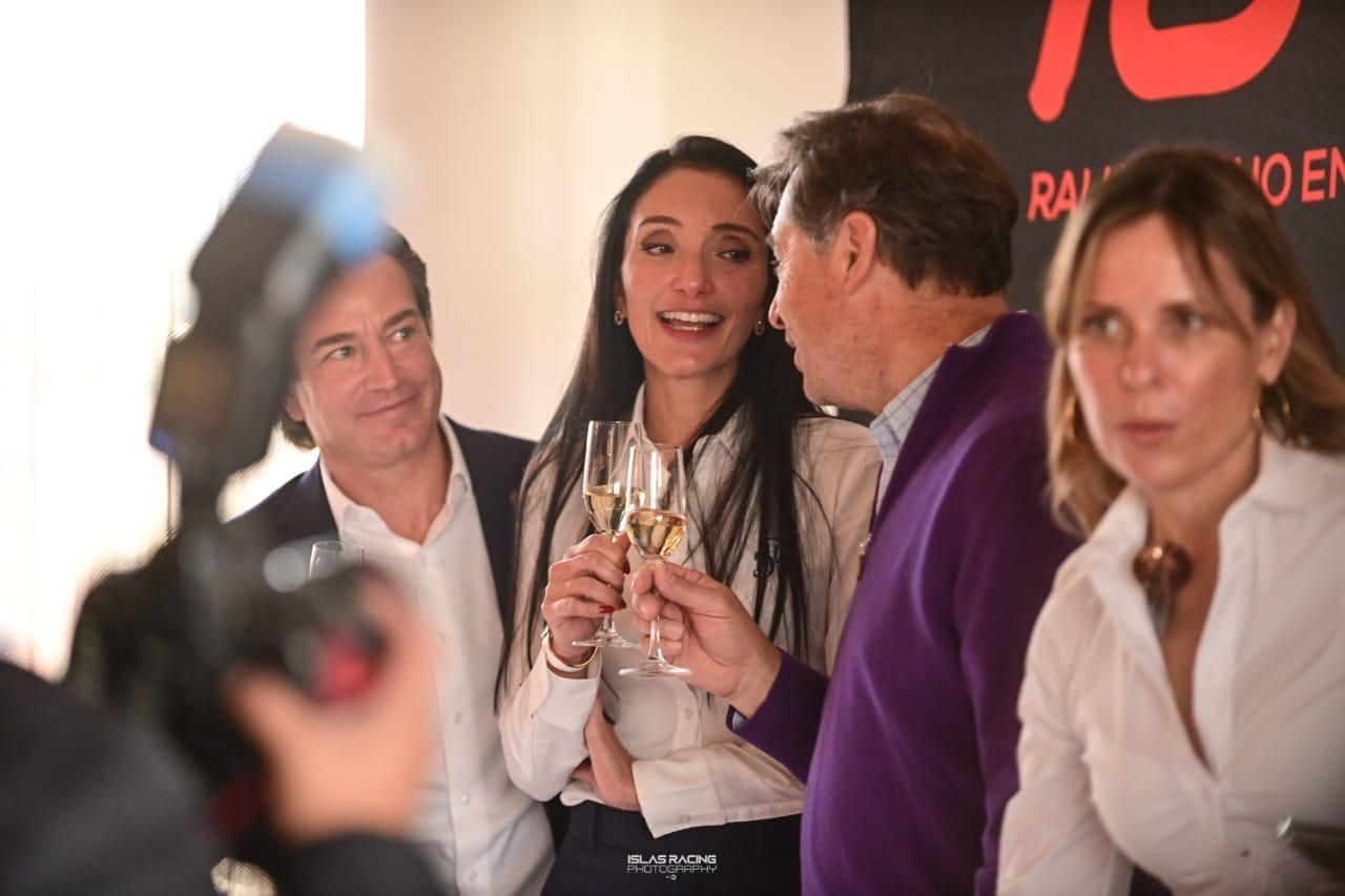 Un grupo de personas están brindando con copas de champán.
