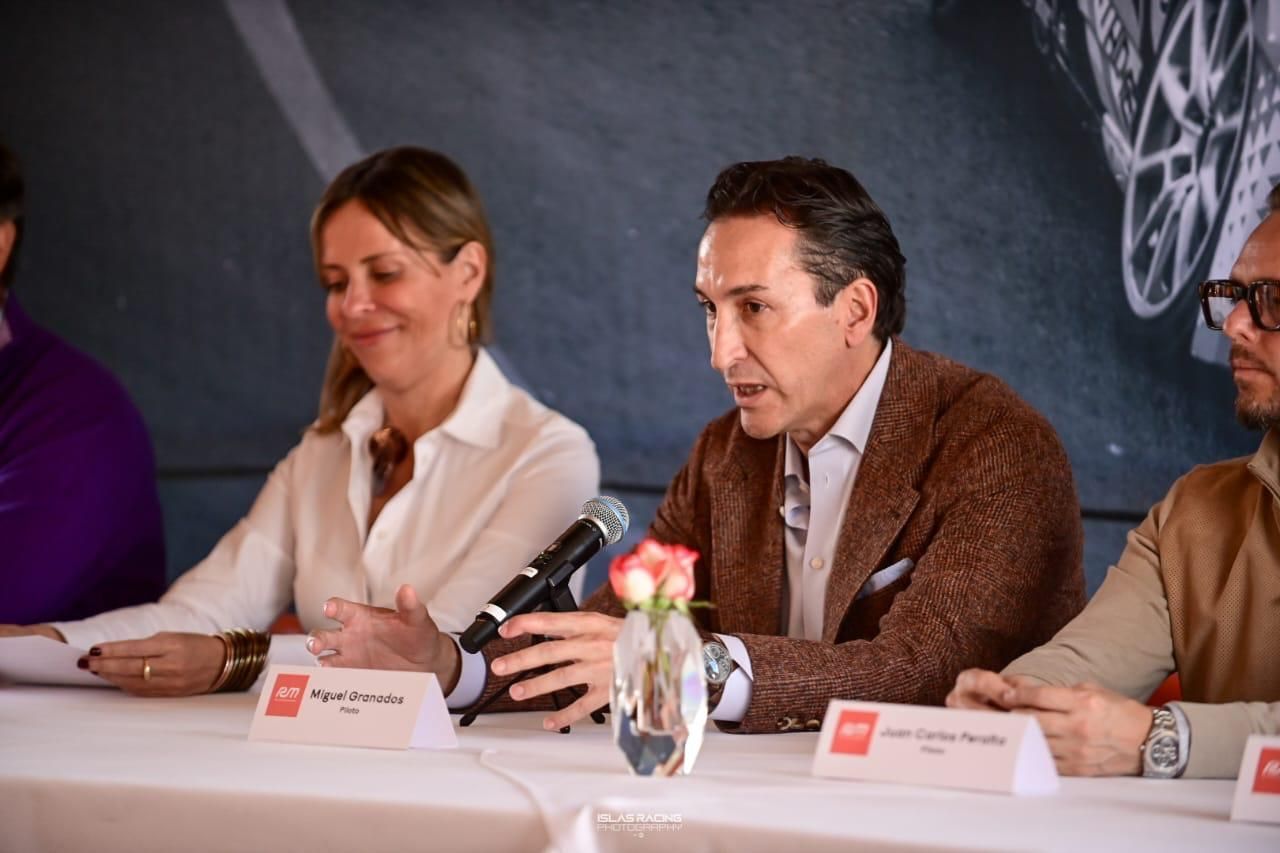 Un grupo de personas están sentadas en una mesa hablando a través de micrófonos.