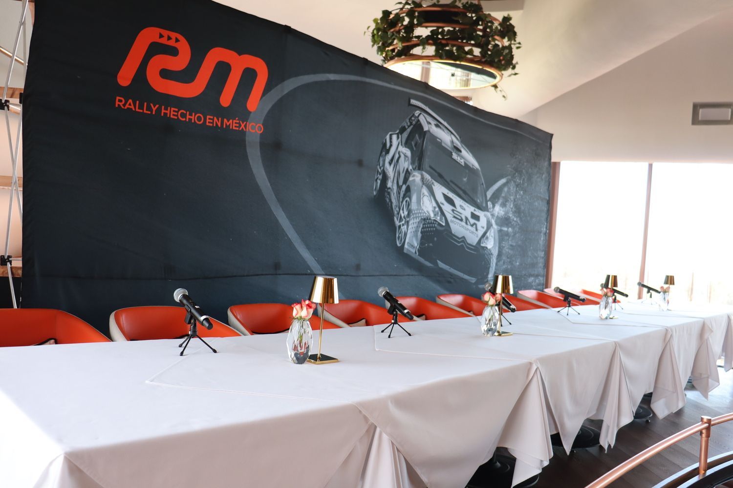 Una mesa larga frente a una pared que dice rm