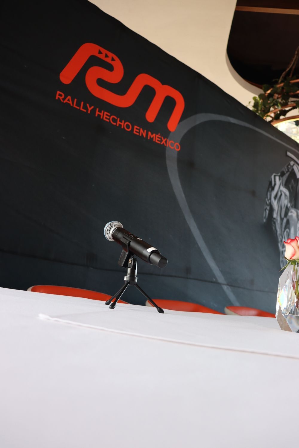 Un micrófono está frente a un cartel que dice rally hecho en mexico