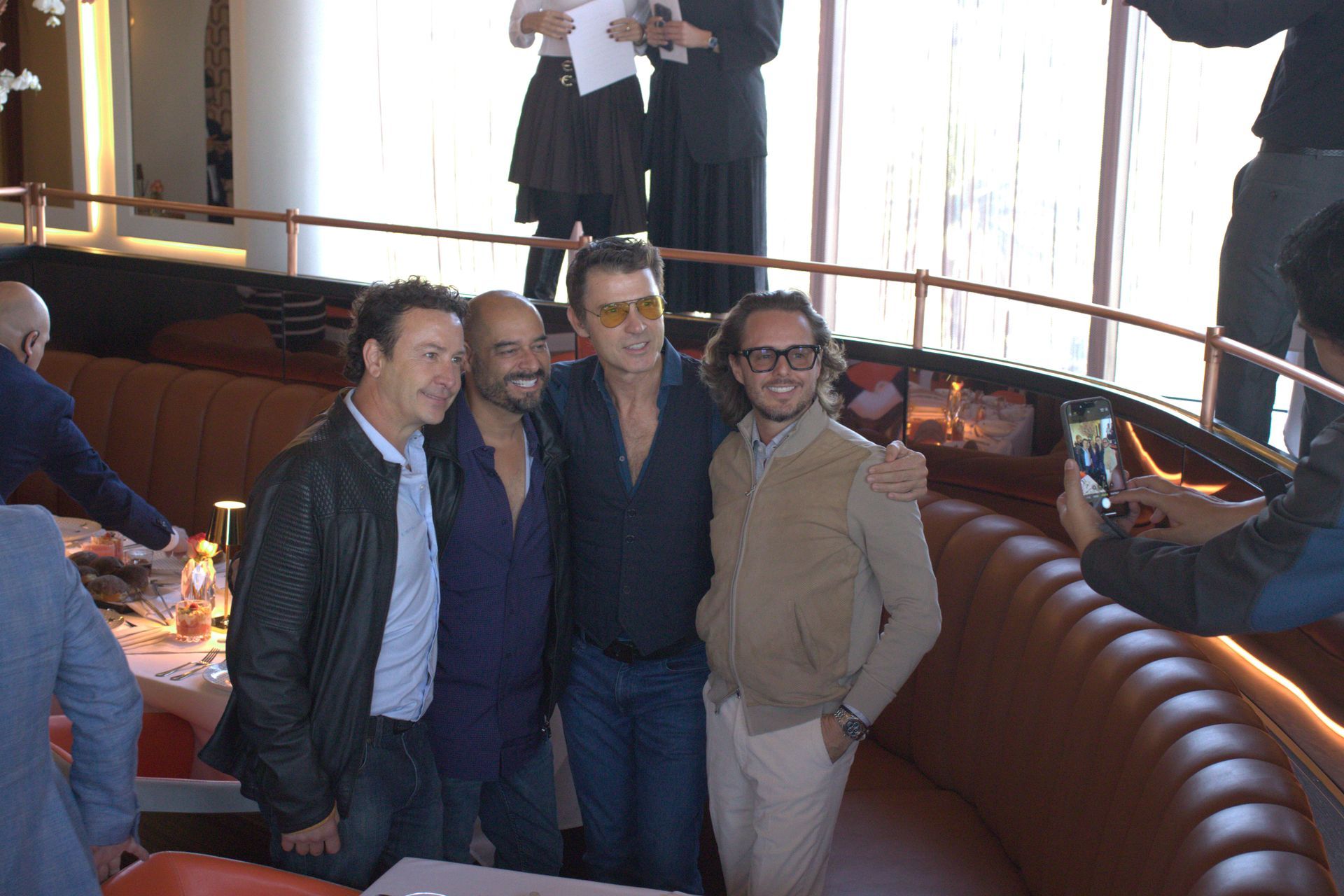 Un grupo de hombres posando para una fotografía en un restaurante.