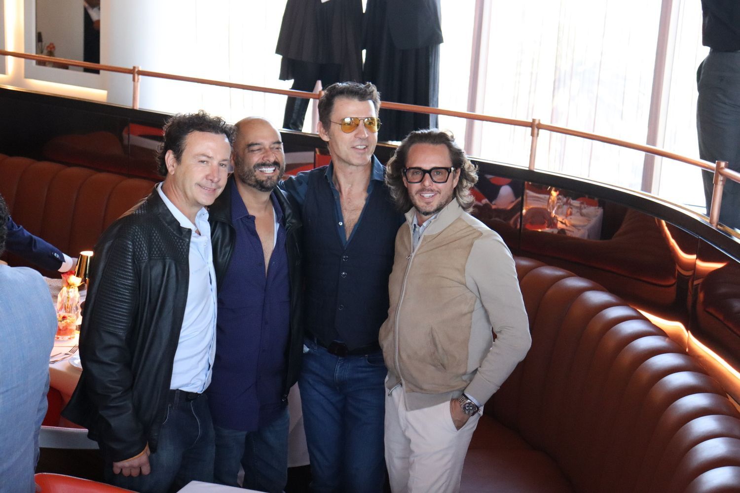 Un grupo de hombres posando para una fotografía en un restaurante.
