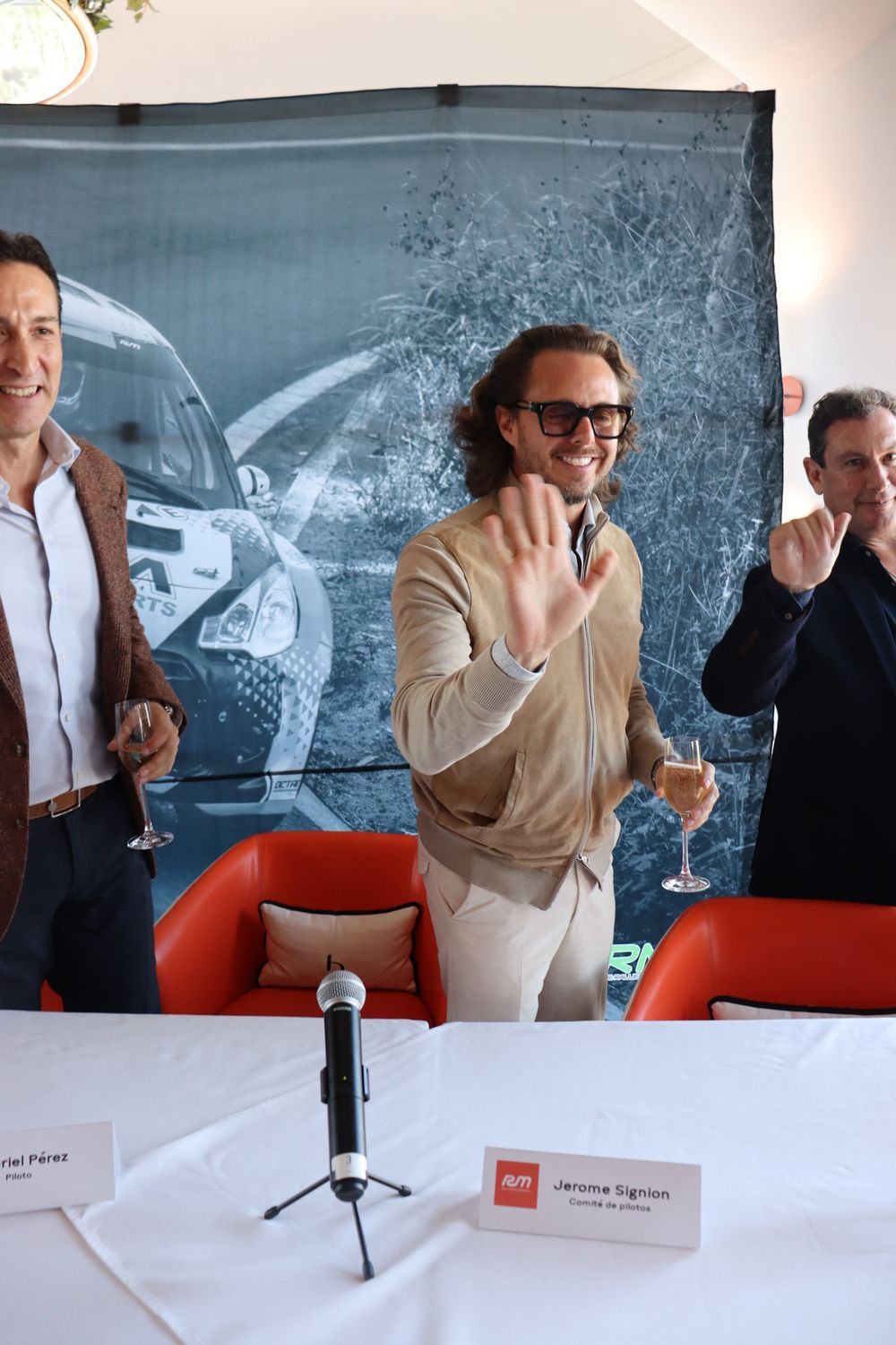 Un grupo de hombres está sentado en una mesa con un micrófono.