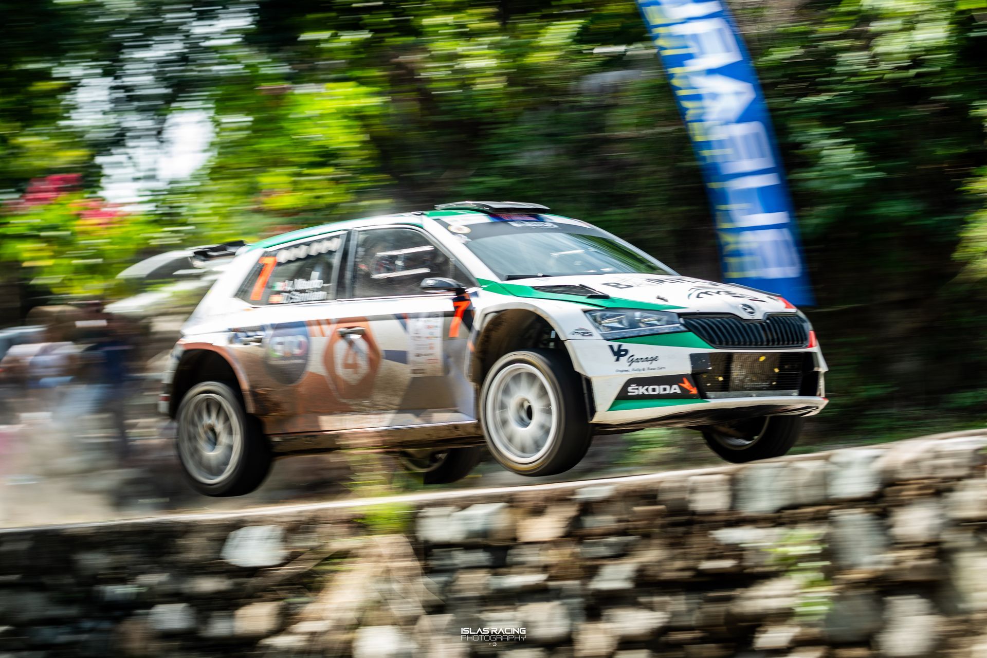 Un coche de rally desciende por una colina rocosa.