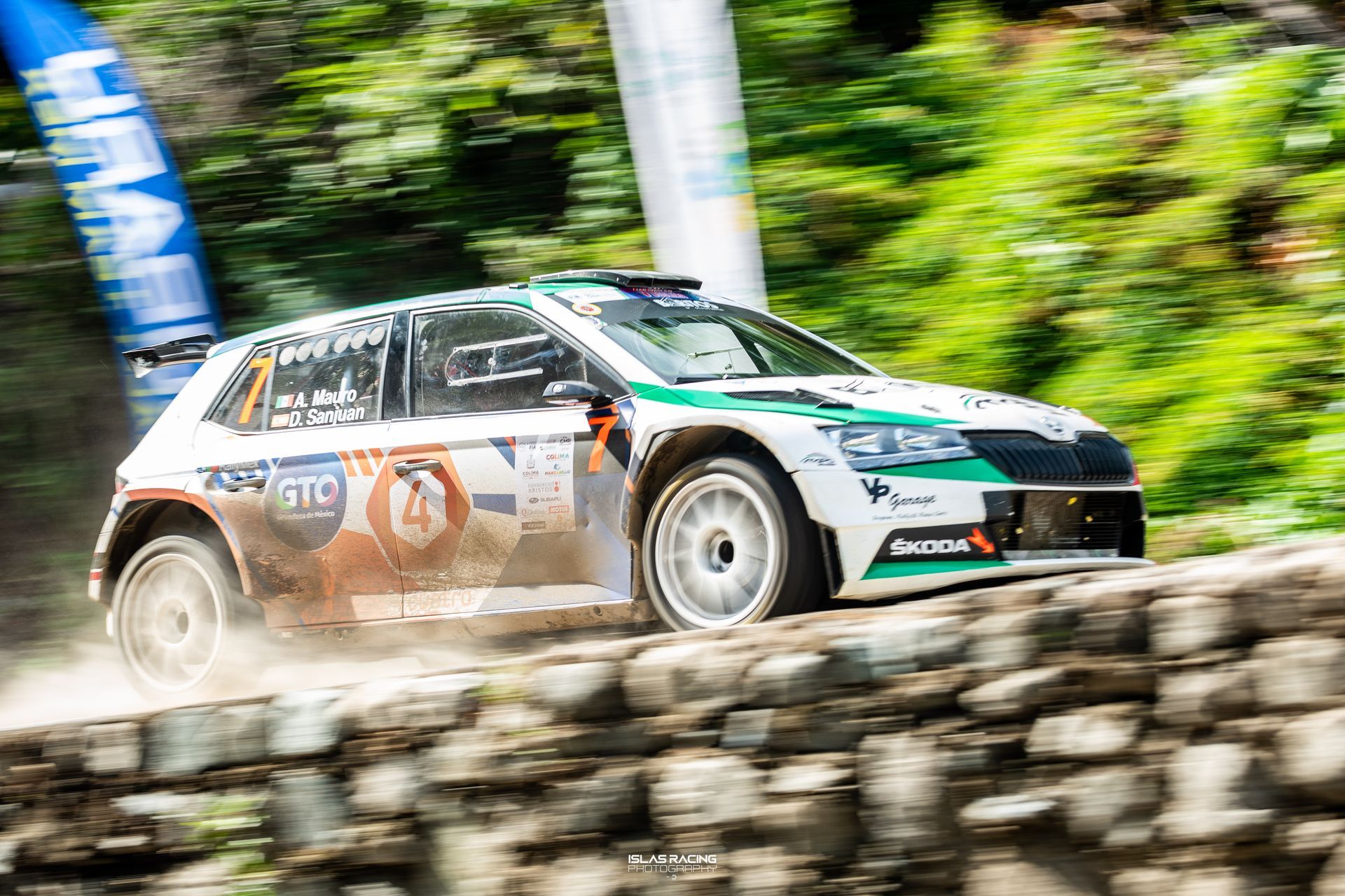 Un coche de rally desciende por una colina rocosa.