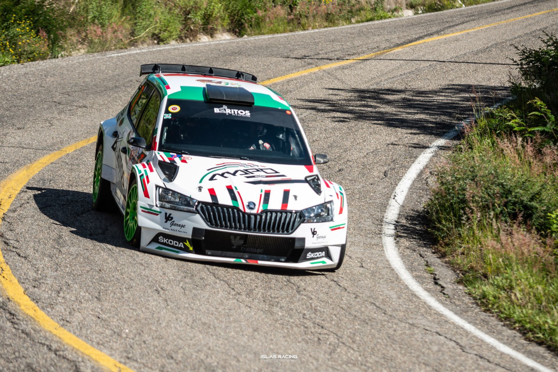 Un coche de carreras circula por una carretera con curvas.