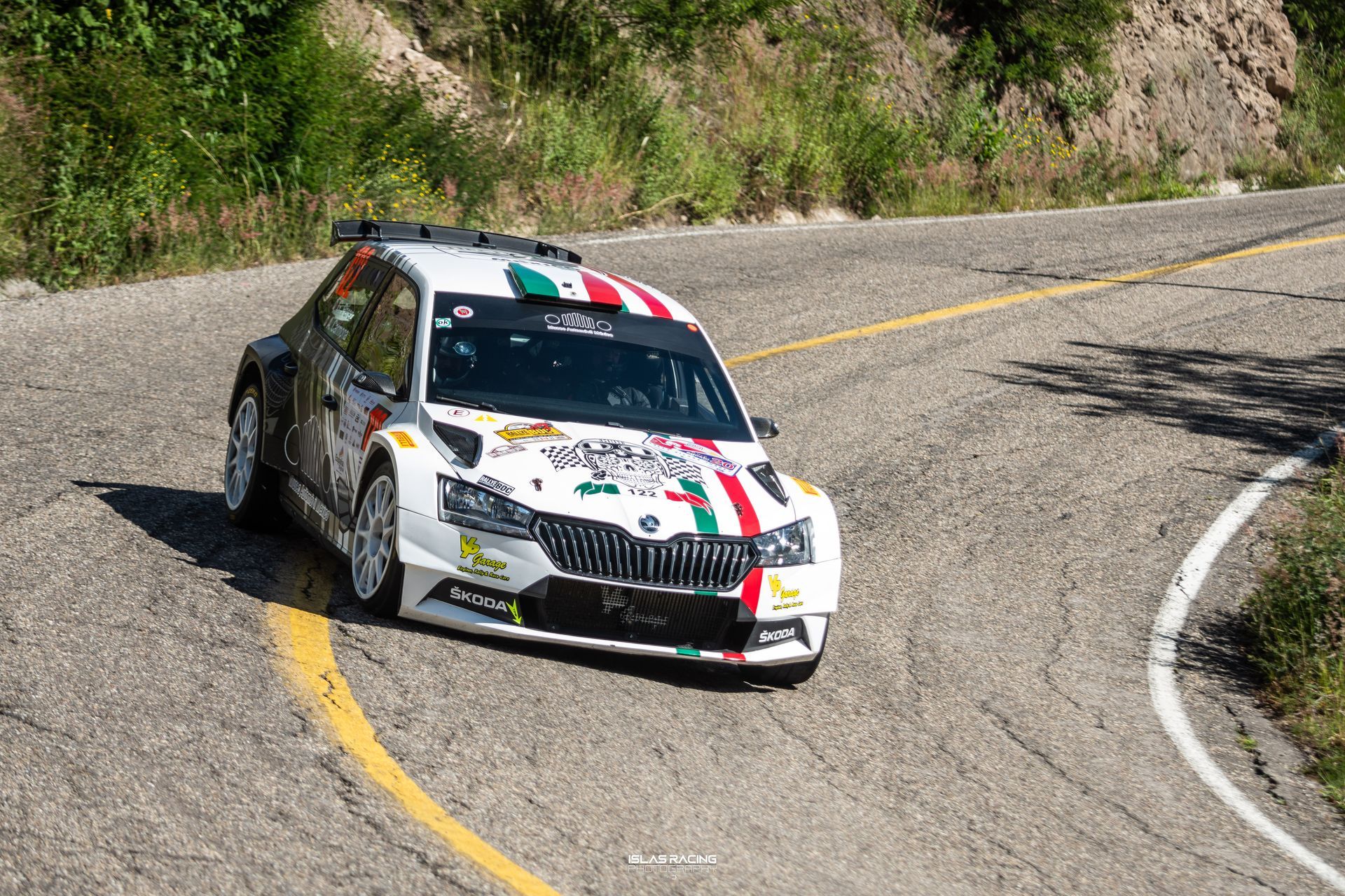 Un coche de carreras circula por una carretera con curvas.