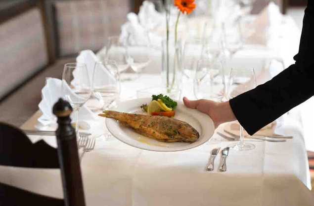 Hauptspeise mit Fisch wird im Restaurant vom Hotel „Haus Große Kettler“ serviert