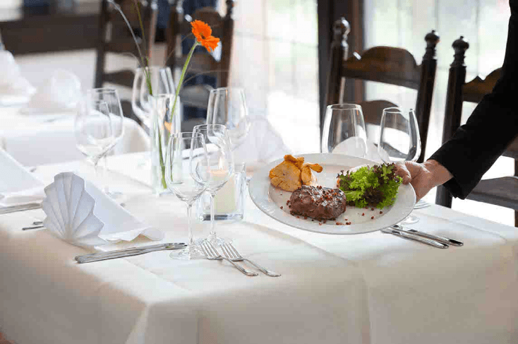Hauptspeise mit Steak wird im Restaurant vom Hotel „Haus Große Kettler“ serviert