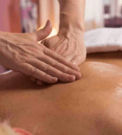 Person bekommt Massage