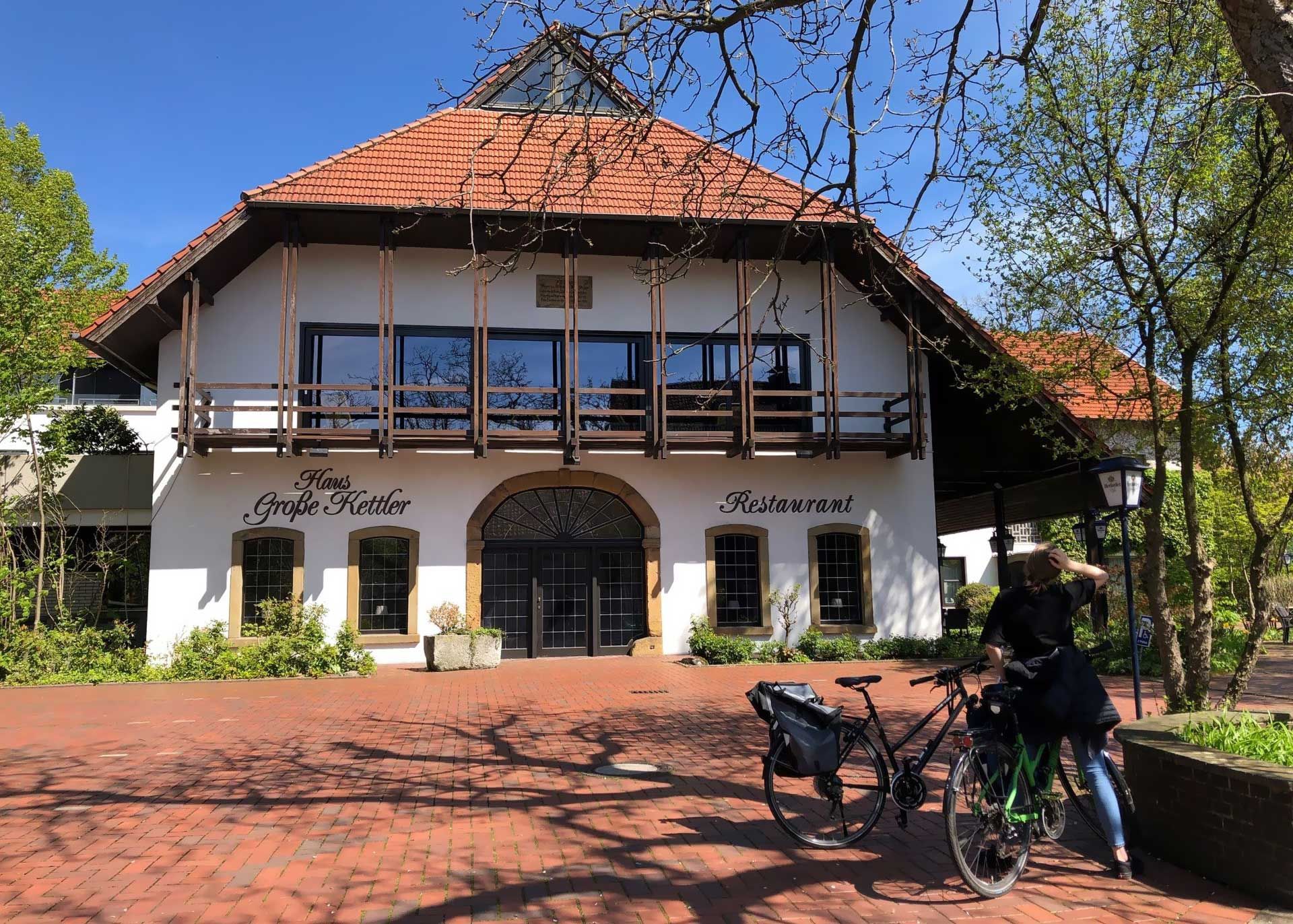 Eingang und Parkplatz vom Hotel „Haus Große Kettler“