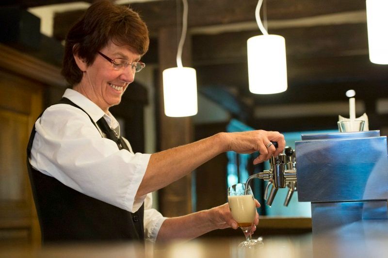 Frau zapft Bier im Restaurant vom Hotel „Haus Große Kettler“