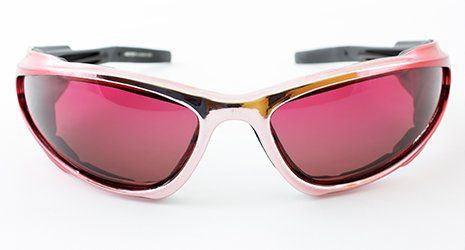 un paio di occhiali da sole sportivi con lenti rosa shocking