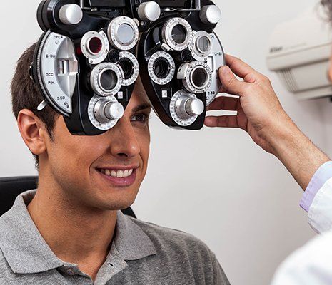 un ragazzo riceve una visita oftalmologica