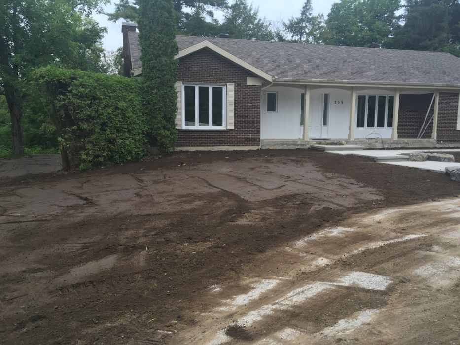 Une maison avec beaucoup de terre devant