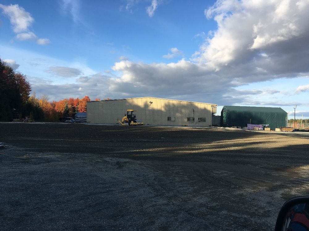 Un grand bâtiment avec beaucoup de terre devant.