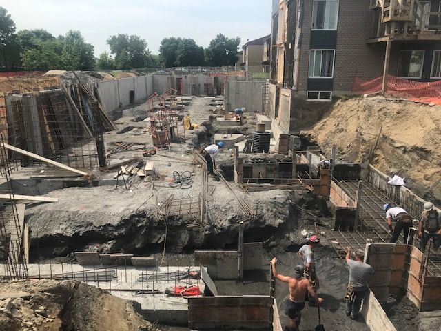 Un groupe d'ouvriers du bâtiment travaillent sur un chantier de construction.