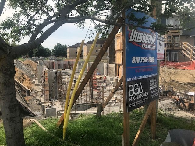 Un chantier de construction avec une pancarte qui dit dusseault