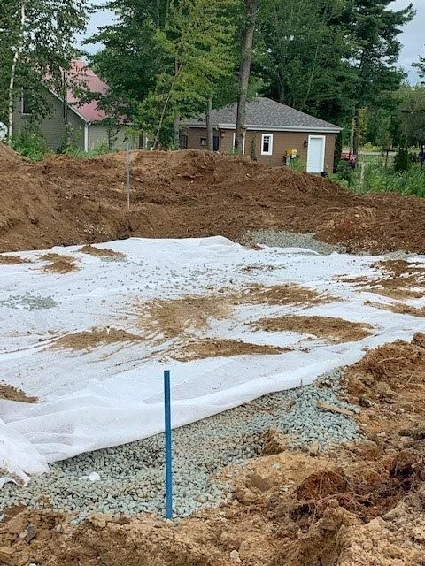 Un tas de terre avec un poteau bleu au milieu