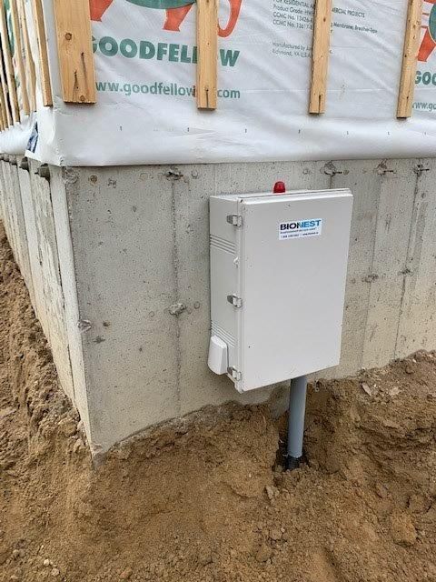 Une boîte sur le côté d'un bâtiment qui dit 