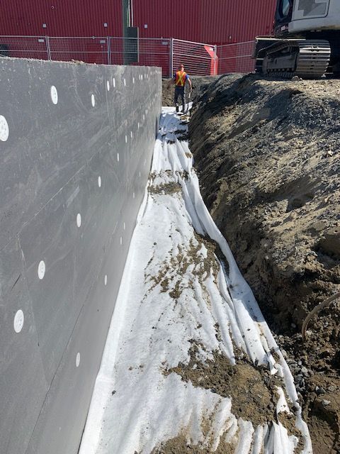 Un chantier de construction avec une grande pelle en arrière-plan