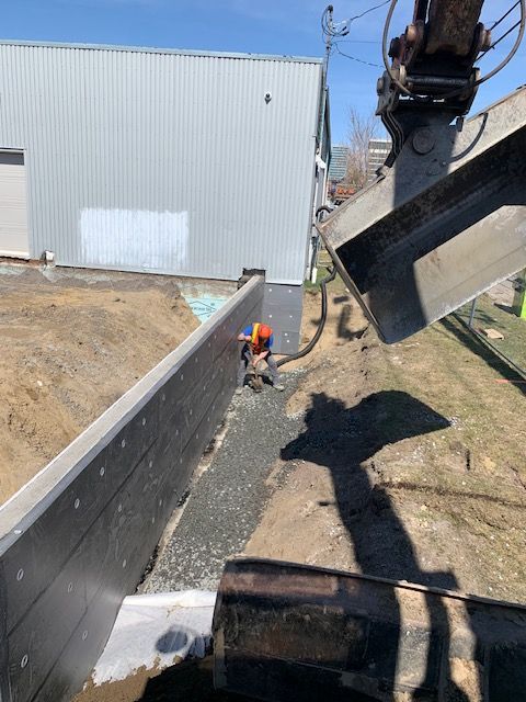 Un homme verse du béton dans un camion.