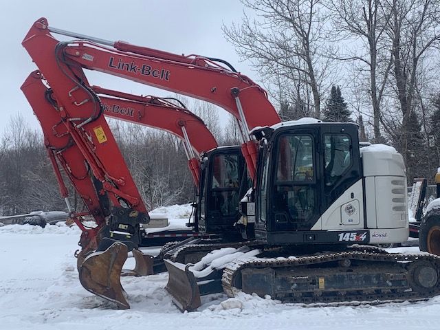 Deux pelles sont garées l'une à côté de l'autre dans la neige.