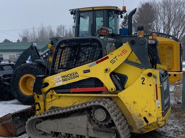 Un tracteur jaune avec le numéro 2 dessus