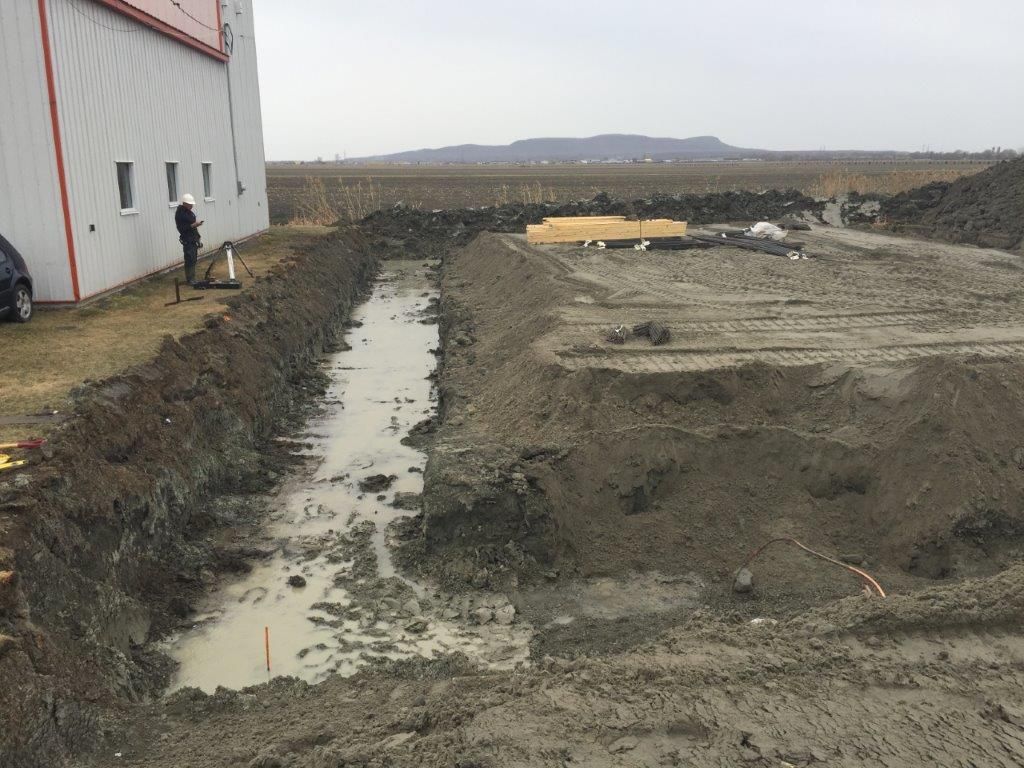 Un gros tas de terre se trouve devant un bâtiment.