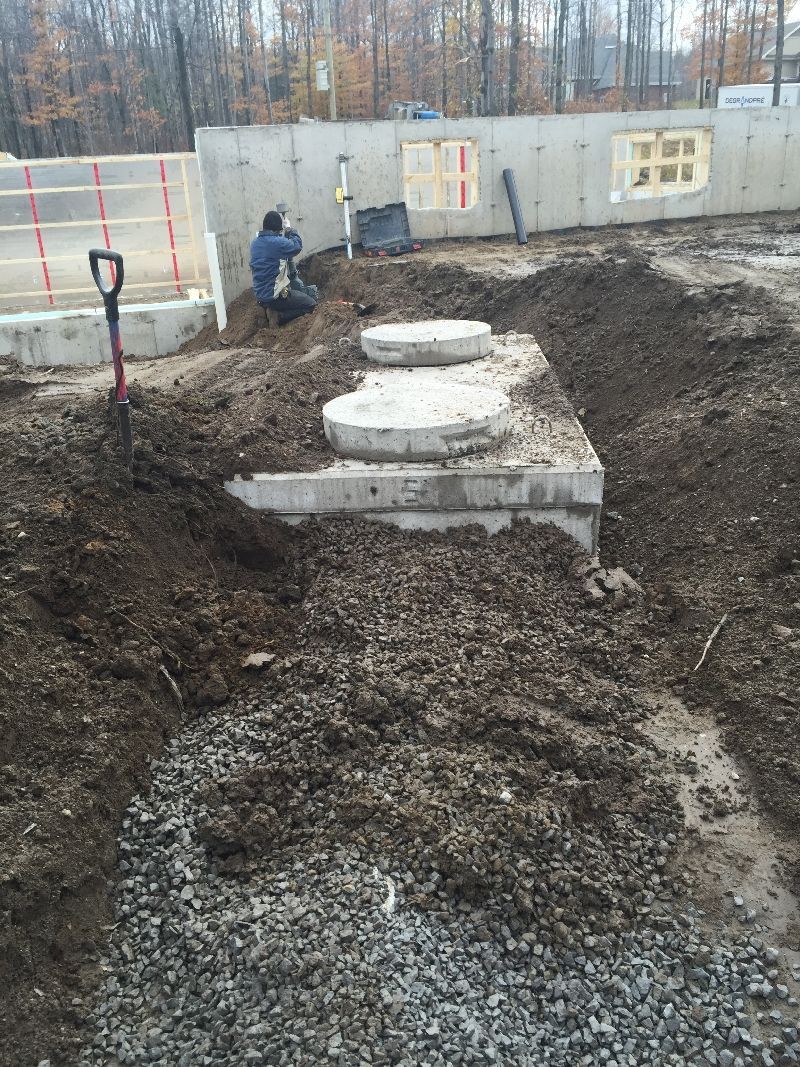 Un homme creuse un trou dans la terre avec une pelle.