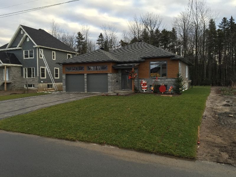 Une maison avec beaucoup d'herbe devant
