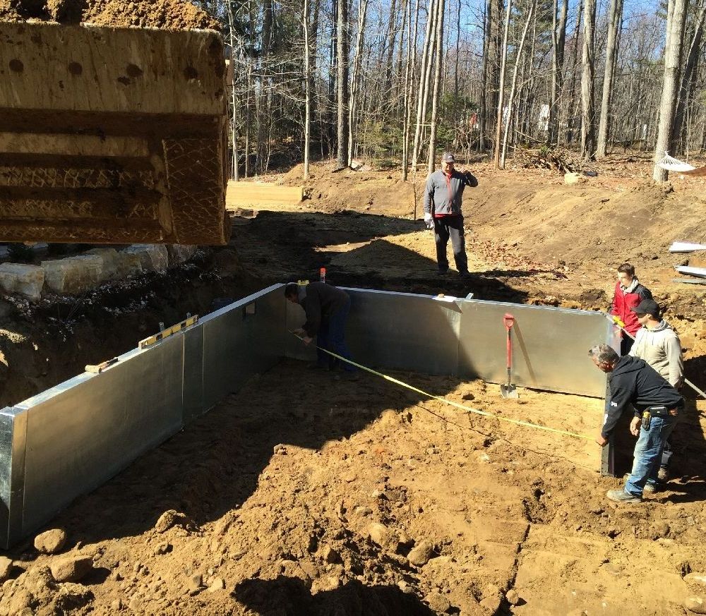 Un groupe de personnes travaillent sur un chantier de construction.