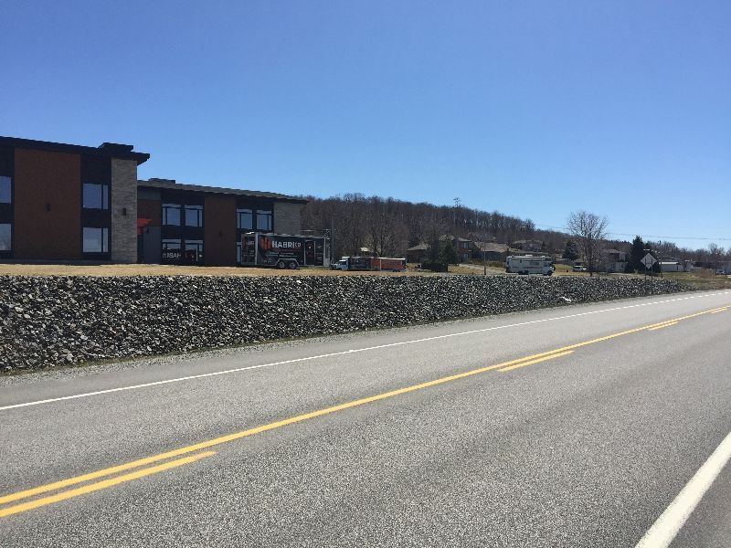 Une route avec un bâtiment sur le côté