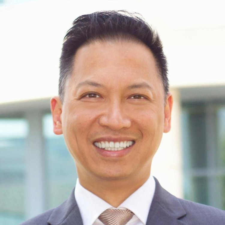 A man in a suit and tie is wearing glasses