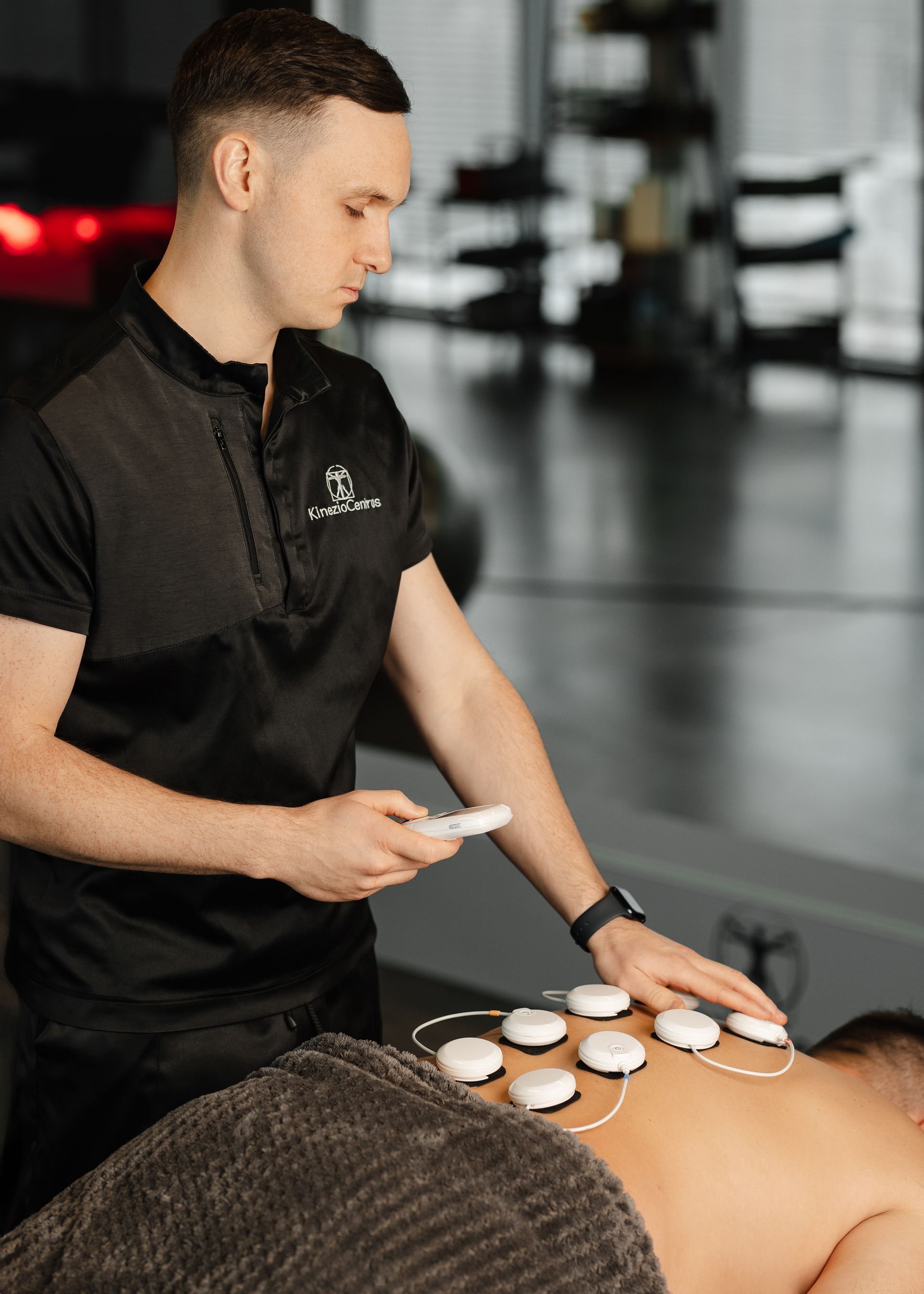 Vyras daro elektrostimuliacijągulinčiam ant lovos vyrui.