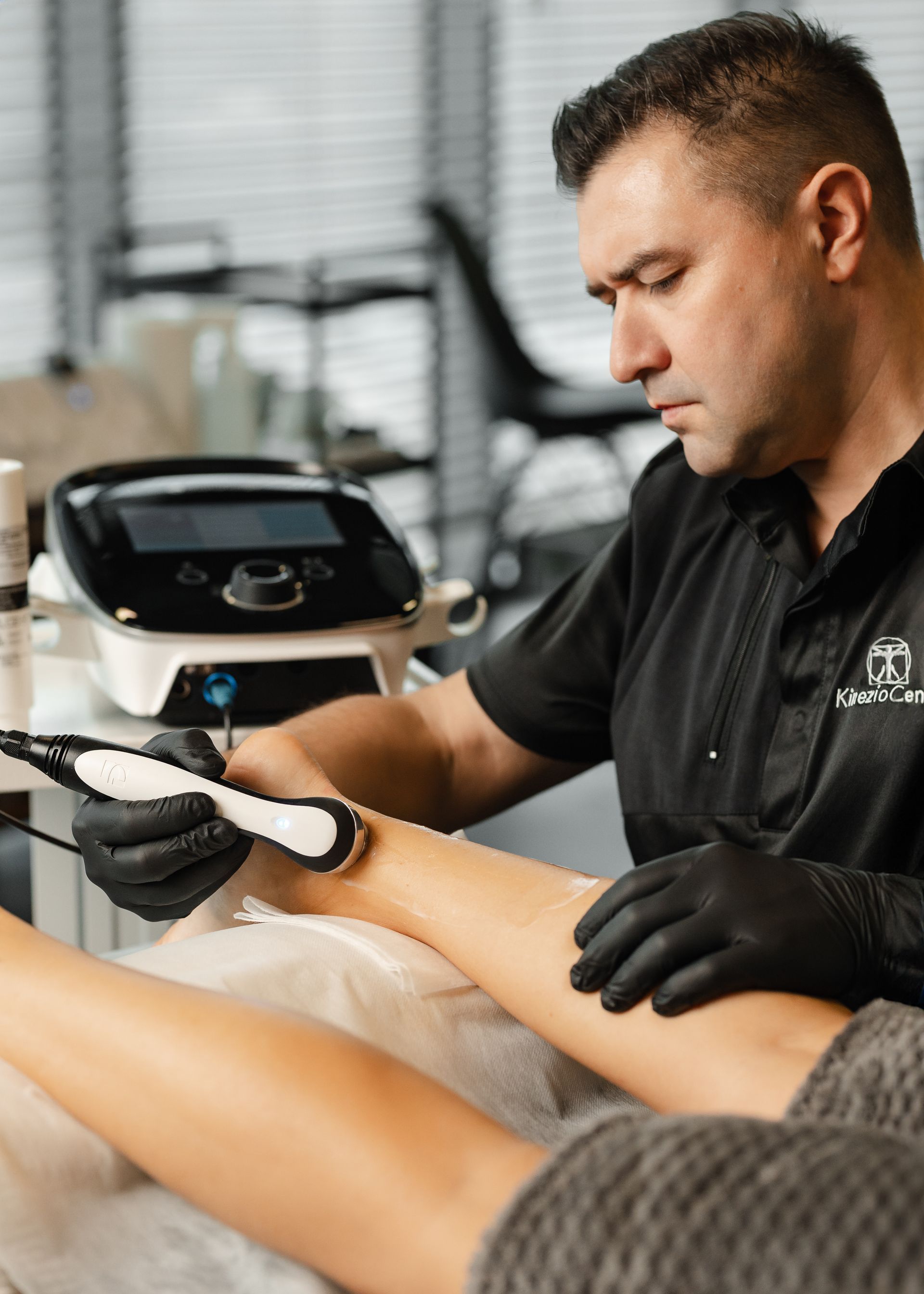 Vyras moteriai gydo jos koją.