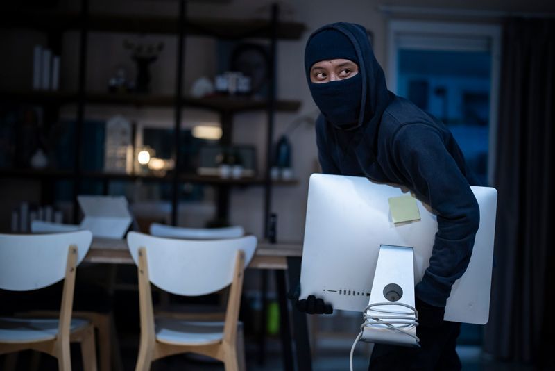 Burglar Steal The Monitor Of The Computer - St. Louis, MO - Lake Munro Attorneys at Law