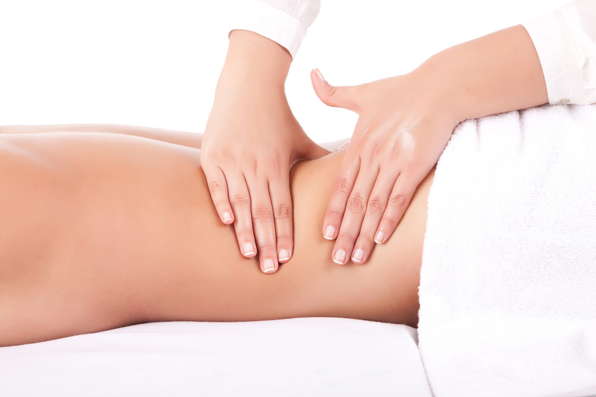 Mani che eseguono un massaggio sulla schiena di una persona, avvolta in un asciugamano bianco.