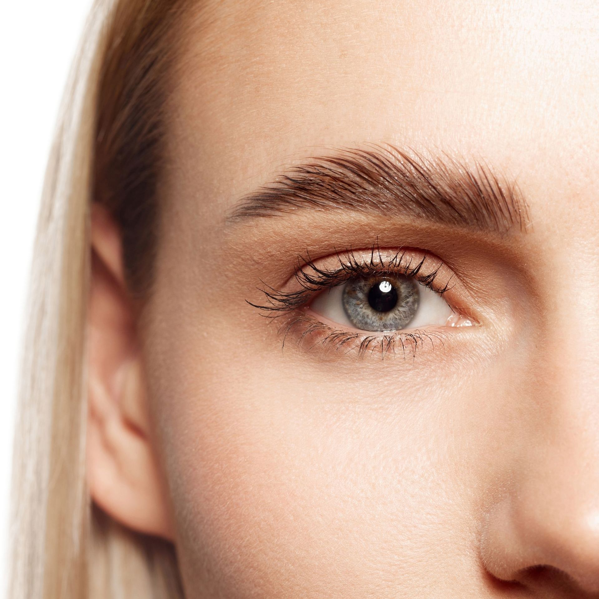 A close up of a woman 's eye with long eyelashes.